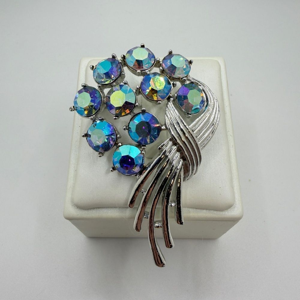 Vintage KRAMER Aurora Borealis Rhinestone Pin/Brooch in‎ silver tone metal!